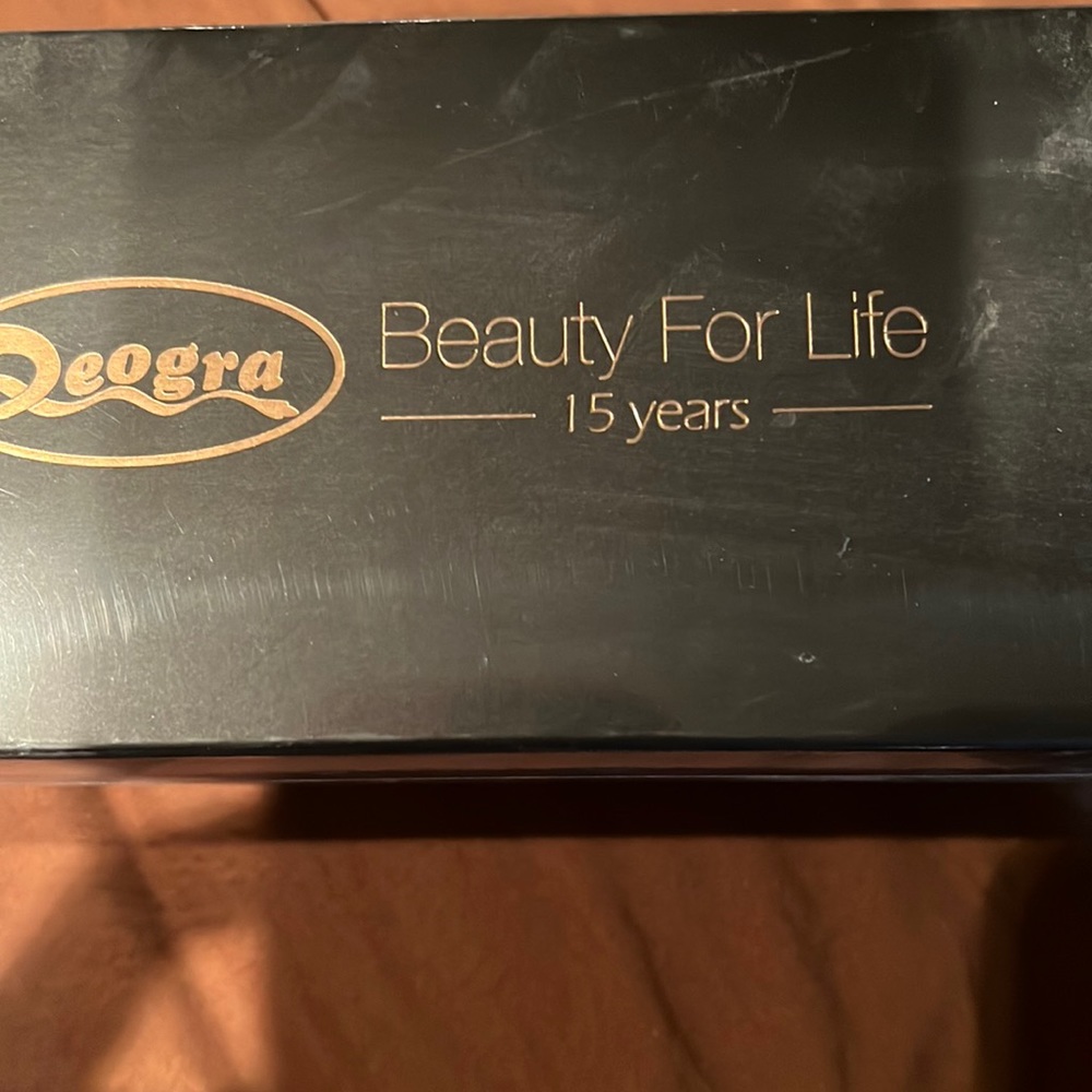 Selling a brand new straightening brush by deogra